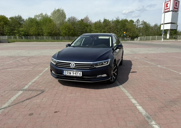 Volkswagen Passat cena 52900 przebieg: 266000, rok produkcji 2016 z Miechów małe 436